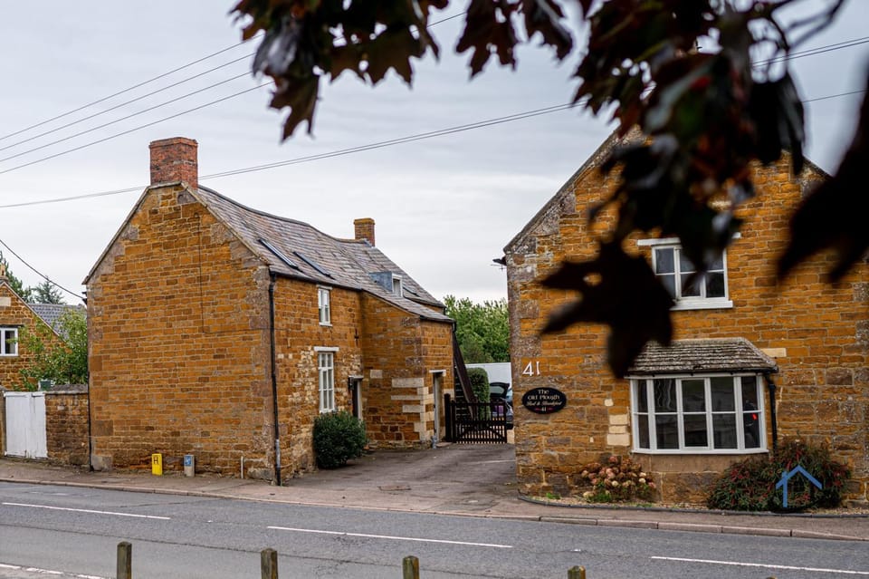 Property building, Day, Neighbourhood, Street view, Location