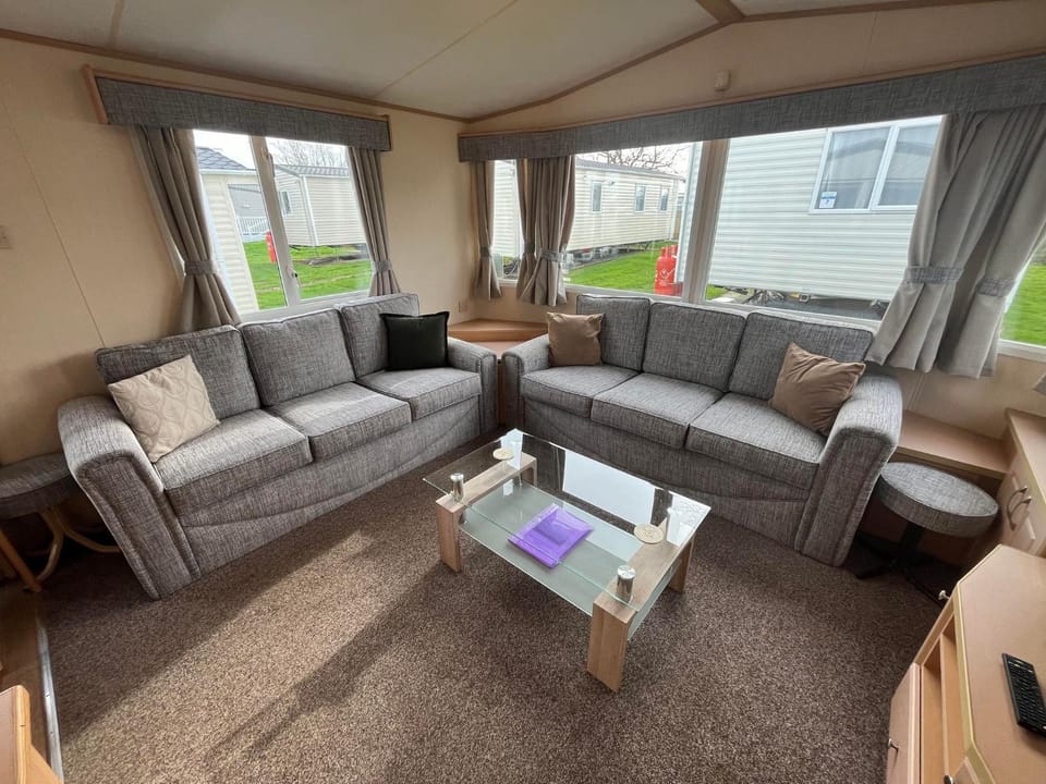 B8, Three bedroom caravan - California Cliffs, Parkdean Resort, Scratby - Sleeps 8, bed linen, towels plus Wi-Fi included - Pet Friendly - Onsite entertainment and close to the beach! Campground/ 
RV Resort in England