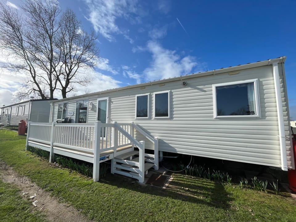 B8, Three bedroom caravan - California Cliffs, Parkdean Resort, Scratby - Sleeps 8, bed linen, towels plus Wi-Fi included - Pet Friendly - Onsite entertainment and close to the beach! Campground/ 
RV Resort in England