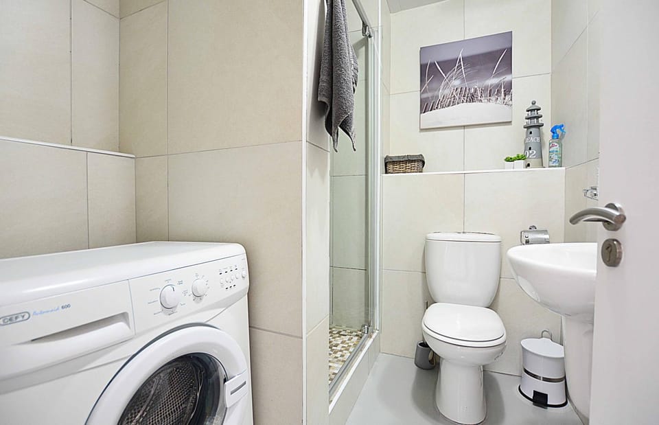 Toilet, Bathroom, towels, washing machine