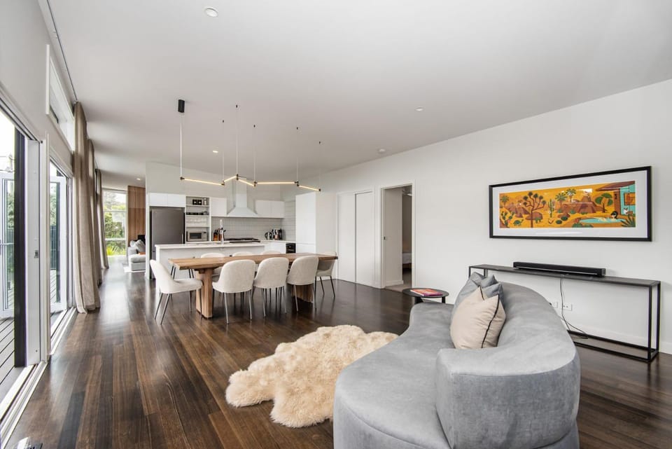 Kitchen or kitchenette, Seating area, Dining area