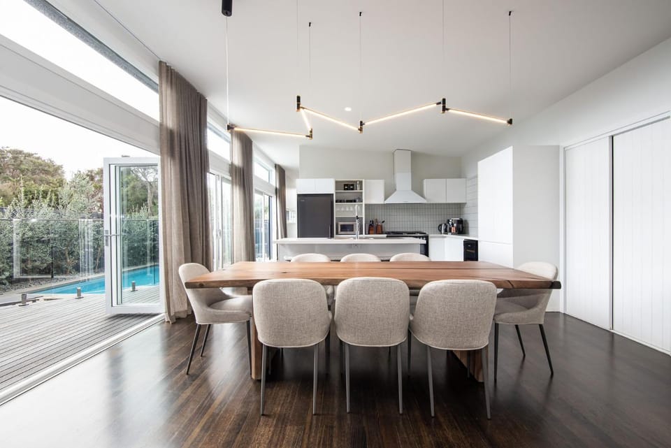 Kitchen or kitchenette, Dining area