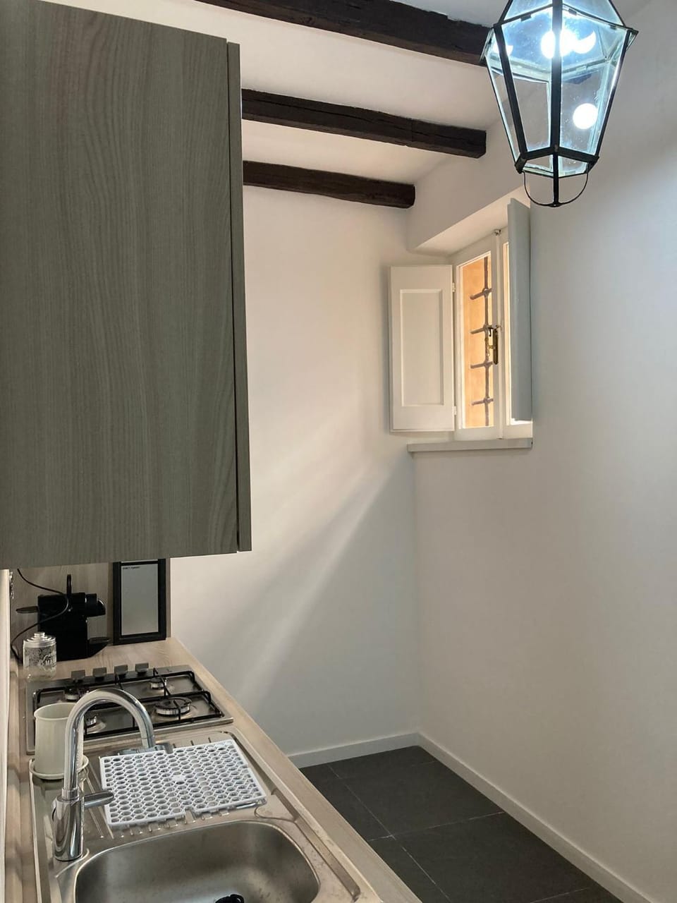 Coffee/tea facilities, Kitchen or kitchenette, stove, kitchen