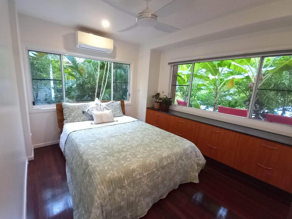 Bedroom, Garden view, fireplace, air conditioner