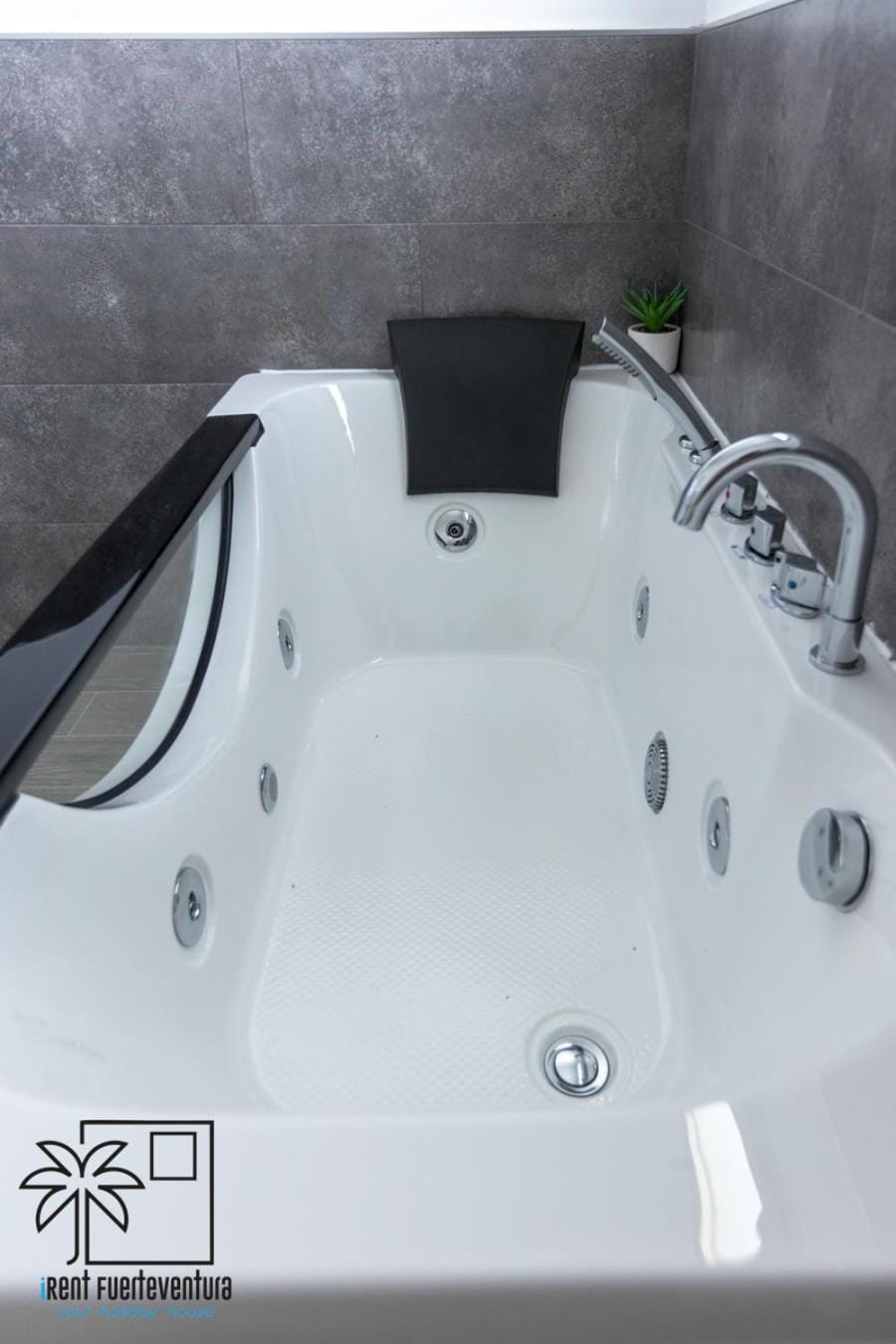 Hot Tub, Bathroom