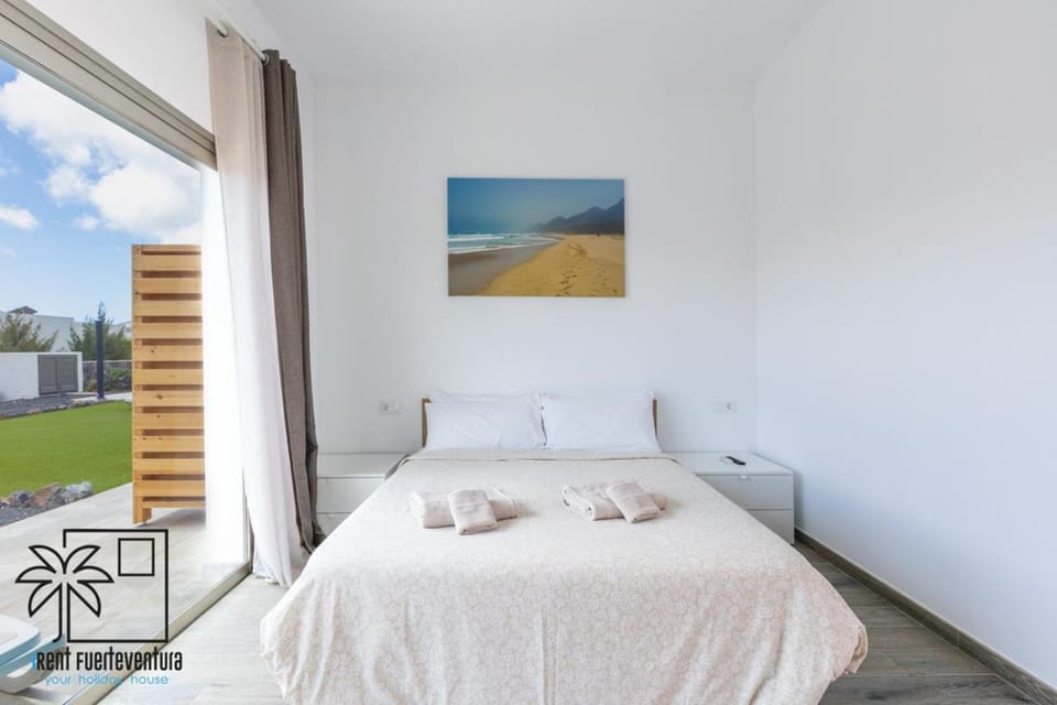Bed, Photo of the whole room, towels