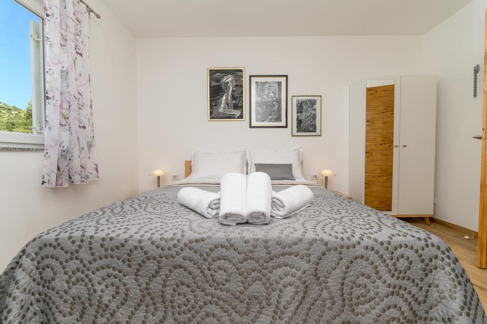 Bed, Bedroom, towels