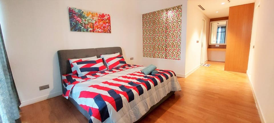 Photo of the whole room, Bedroom, wardrobe