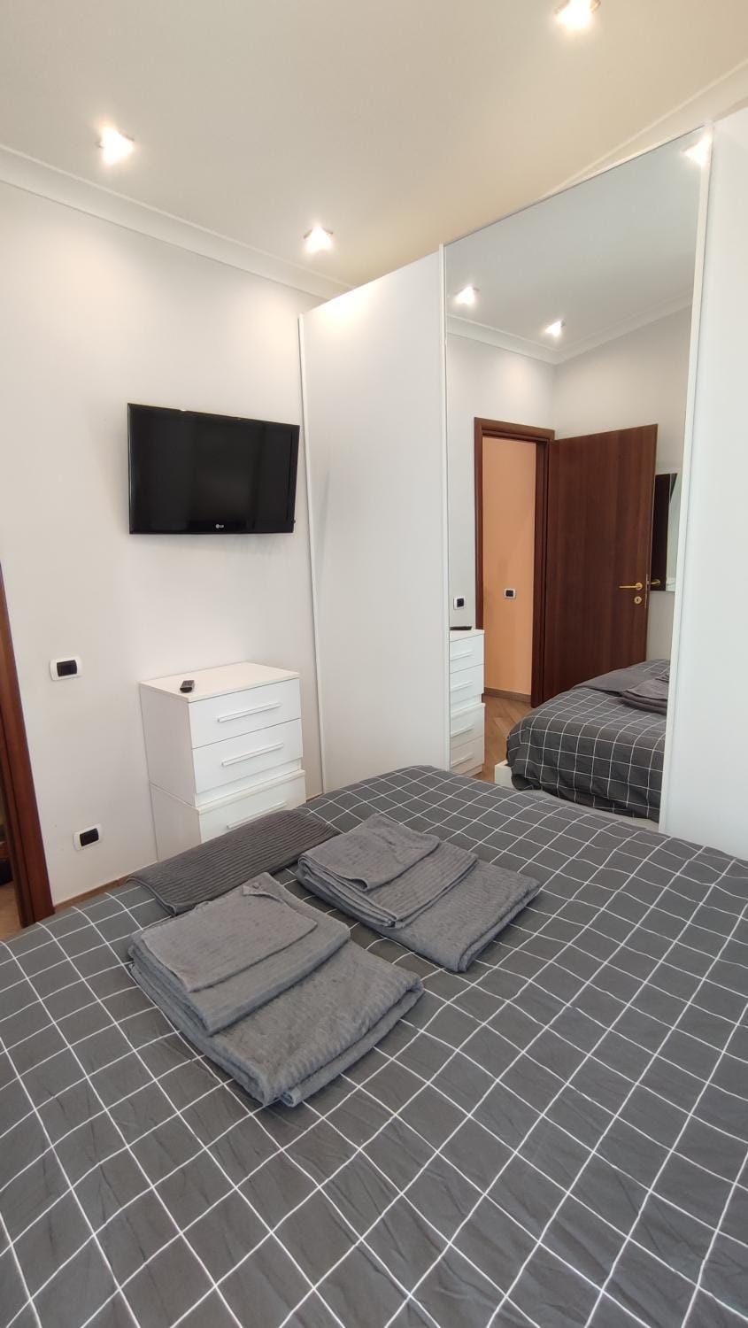 Bed, TV and multimedia, Photo of the whole room, Bedroom, towels, wardrobe