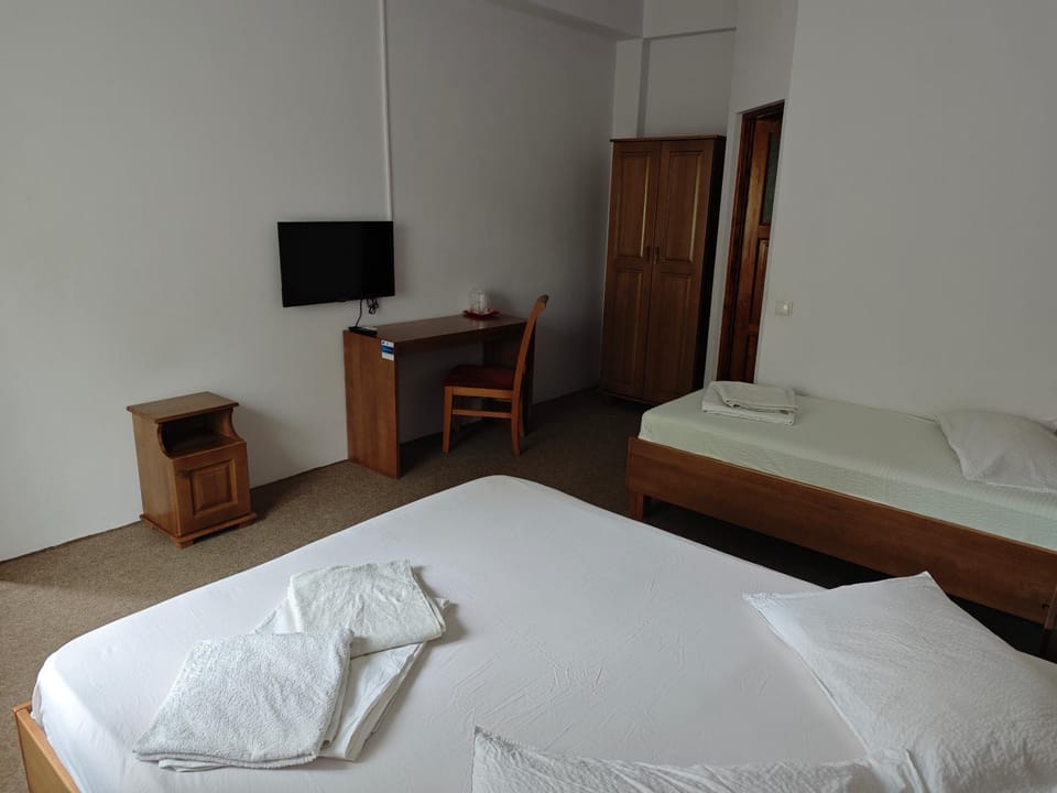 Bed, TV and multimedia, Photo of the whole room, Bedroom, towels