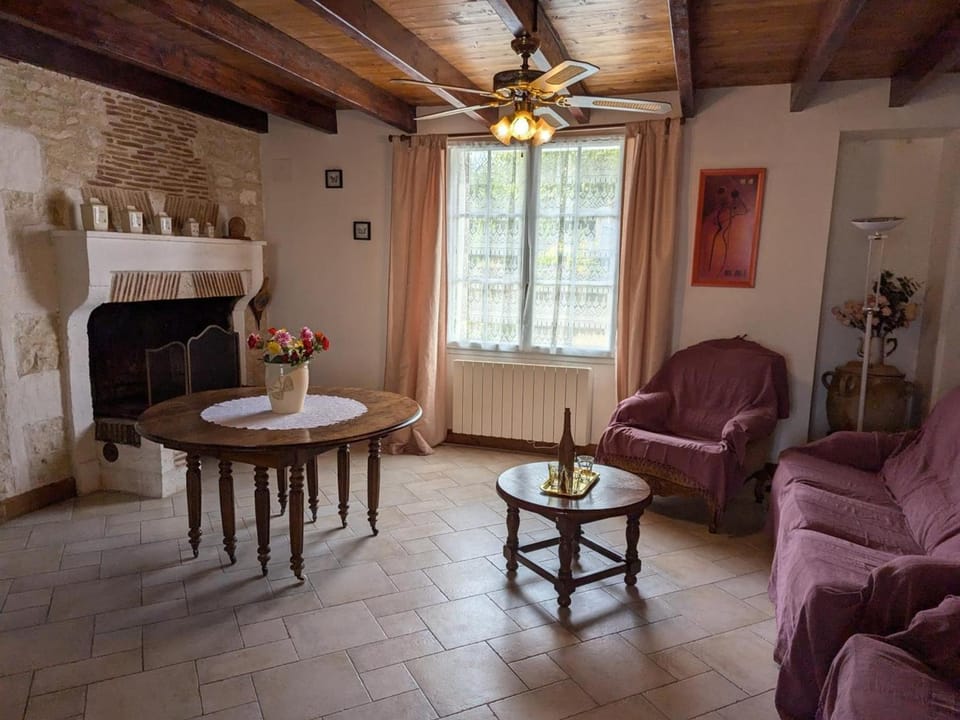 Gîte rénové 19ème siècle, 3 chambres, jardin privé, cheminée, internet, jeux, vélos adultes, parking - FR-1-653-26 House in Nouvelle-Aquitaine