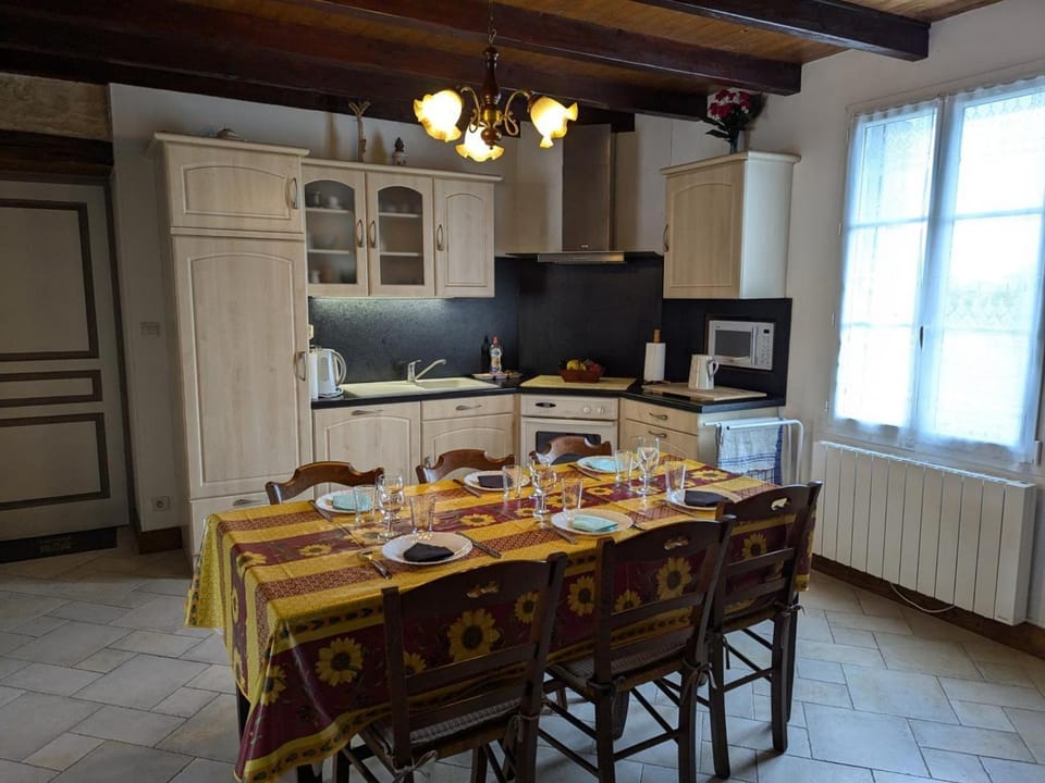 Gîte rénové 19ème siècle, 3 chambres, jardin privé, cheminée, internet, jeux, vélos adultes, parking - FR-1-653-26 House in Nouvelle-Aquitaine