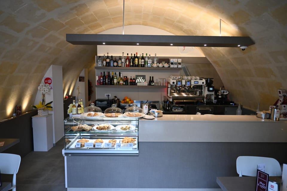 Lounge or bar, Food and drinks, Food, Drinks