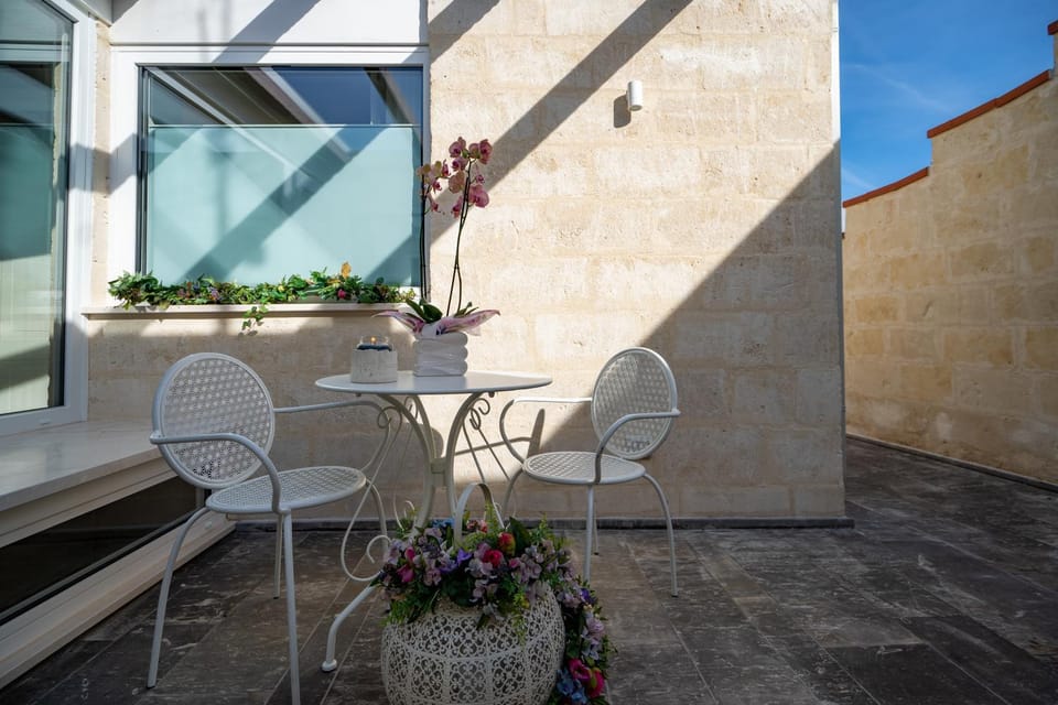 Property building, Garden, Balcony/Terrace, Decorative detail