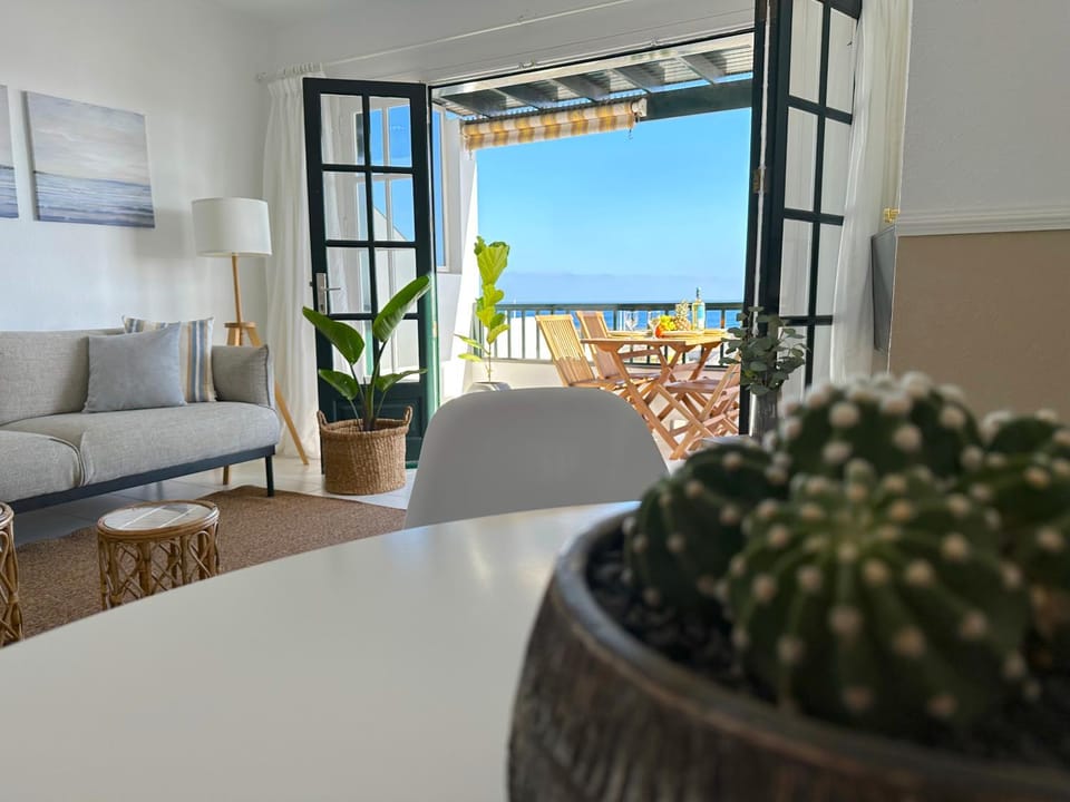 Living room, Lounge or bar, Dining area, Sea view