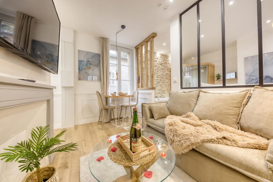 TV and multimedia, Living room, Food and drinks, Seating area, Dining area, Drinks