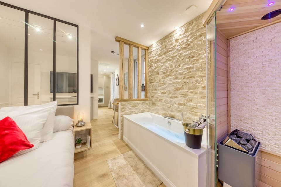 Bed, Hot Tub, Sauna, Photo of the whole room, Bedroom