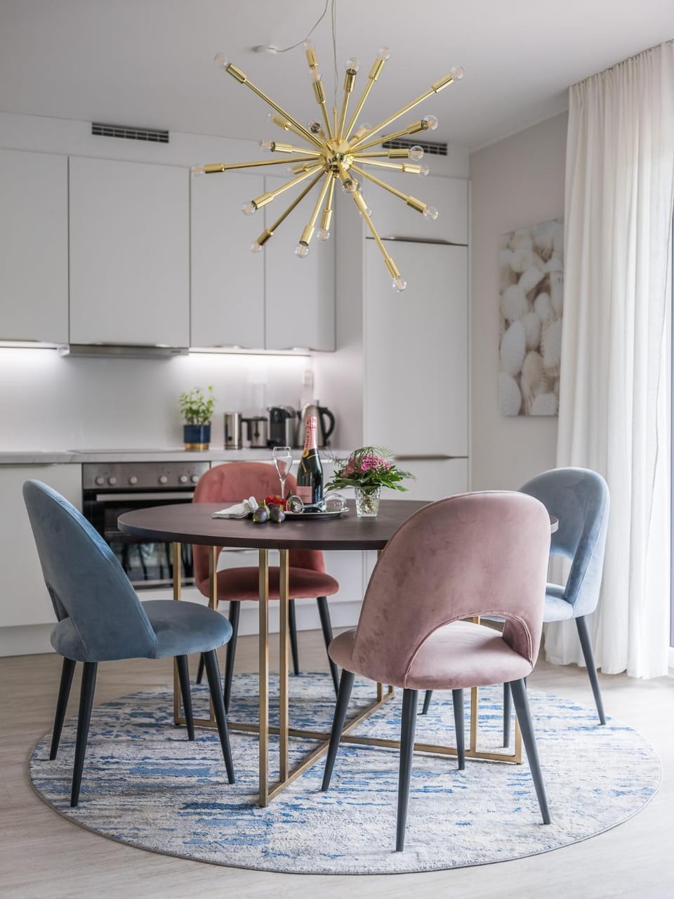 Kitchen or kitchenette, Seating area, Dining area