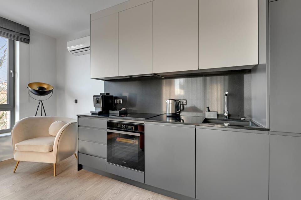 Coffee/tea facilities, Kitchen or kitchenette, Dining area, oven, stove