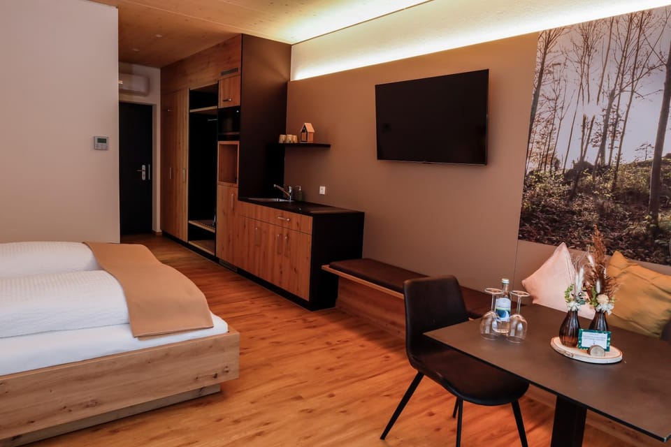 TV and multimedia, Kitchen or kitchenette, Seating area