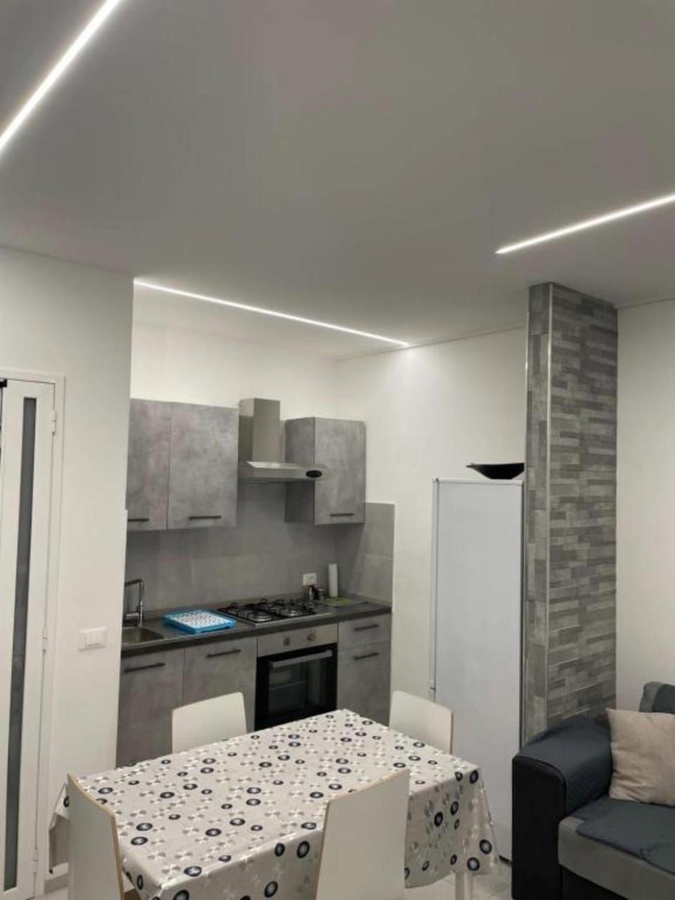 Kitchen or kitchenette, Living room, Seating area, Dining area, stove