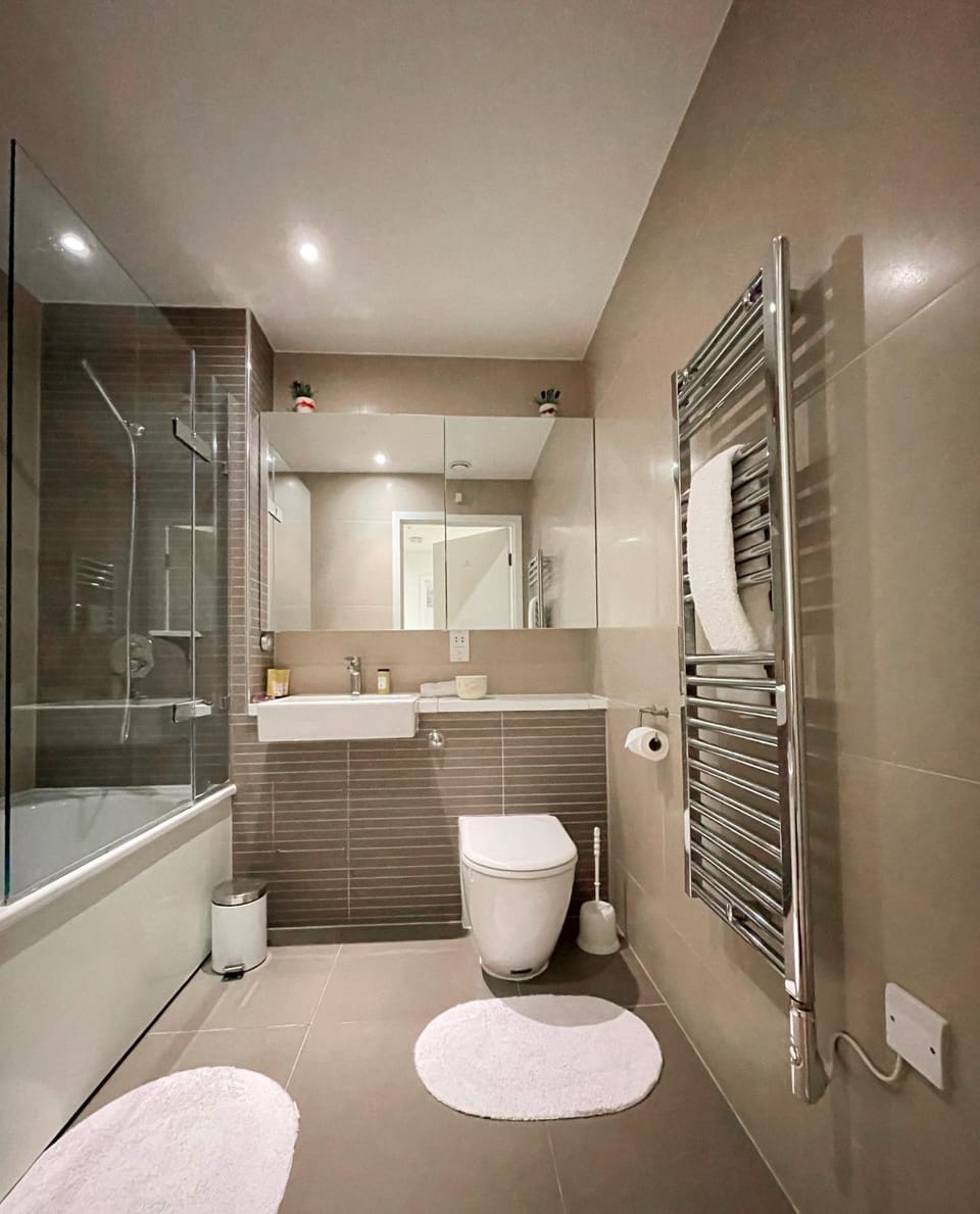 Shower, Toilet, Bathroom, towels