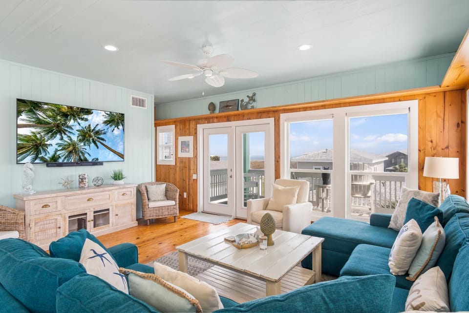 TV and multimedia, Balcony/Terrace, Living room, Seating area, Mountain view, furniture