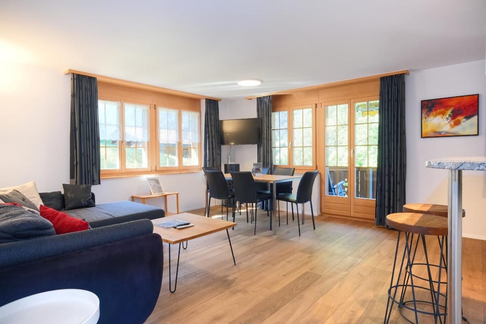 TV and multimedia, Living room, Seating area, Dining area