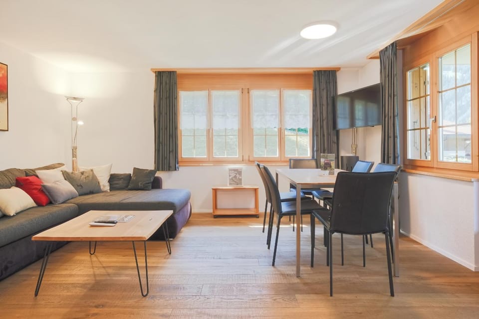 TV and multimedia, Living room, Seating area, Dining area