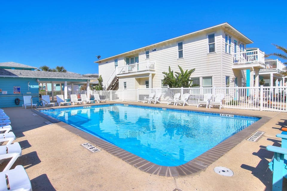 Property building, Balcony/Terrace, Seating area, Swimming pool