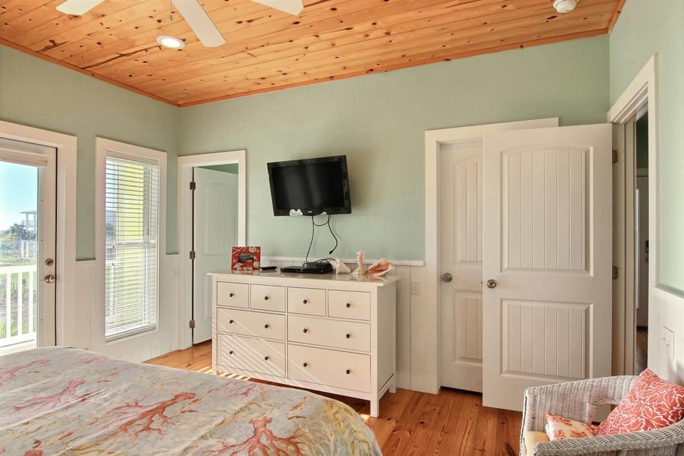 Bed, TV and multimedia, Balcony/Terrace, Seating area, Bedroom, furniture, wardrobe