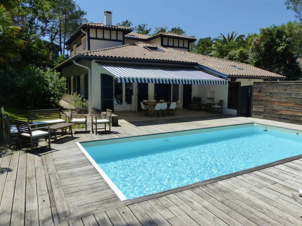 Villa des Acacias avec piscine chauffée pour 15 personnes entre lac et océan Wifi gratuit Villa in Hossegor