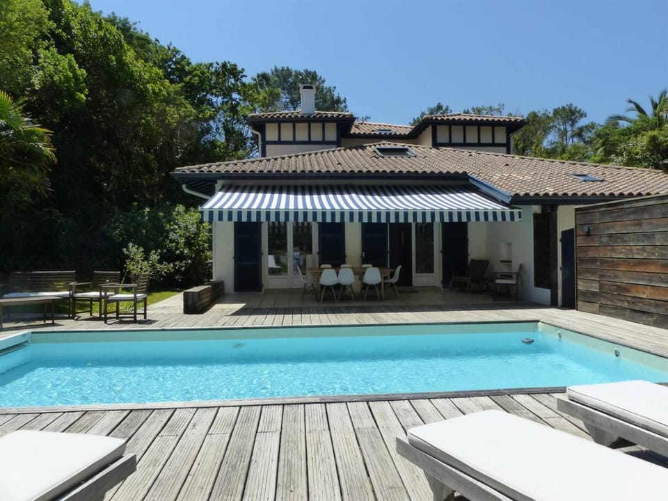 Villa des Acacias avec piscine chauffée pour 15 personnes entre lac et océan Wifi gratuit Villa in Hossegor