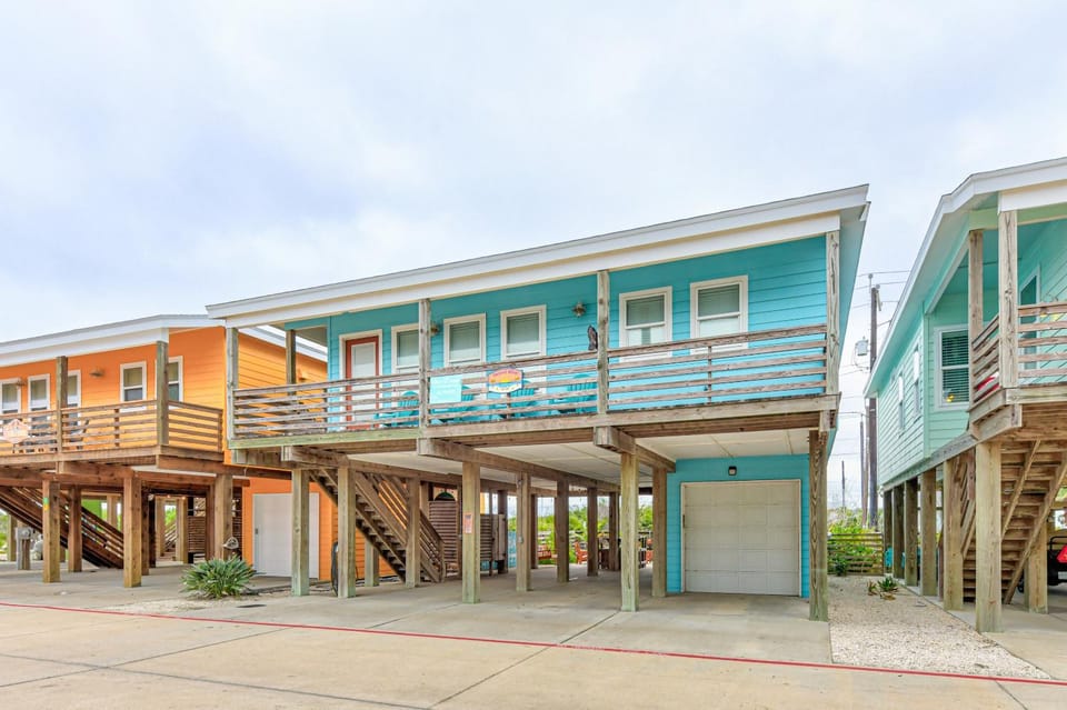 Property building, Facade/entrance, Balcony/Terrace, Parking