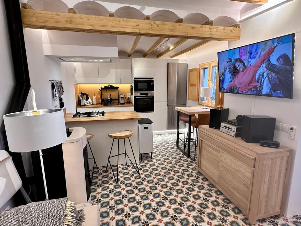 TV and multimedia, Kitchen or kitchenette, Living room, Seating area, Dining area, minibar, pet friendly, stove