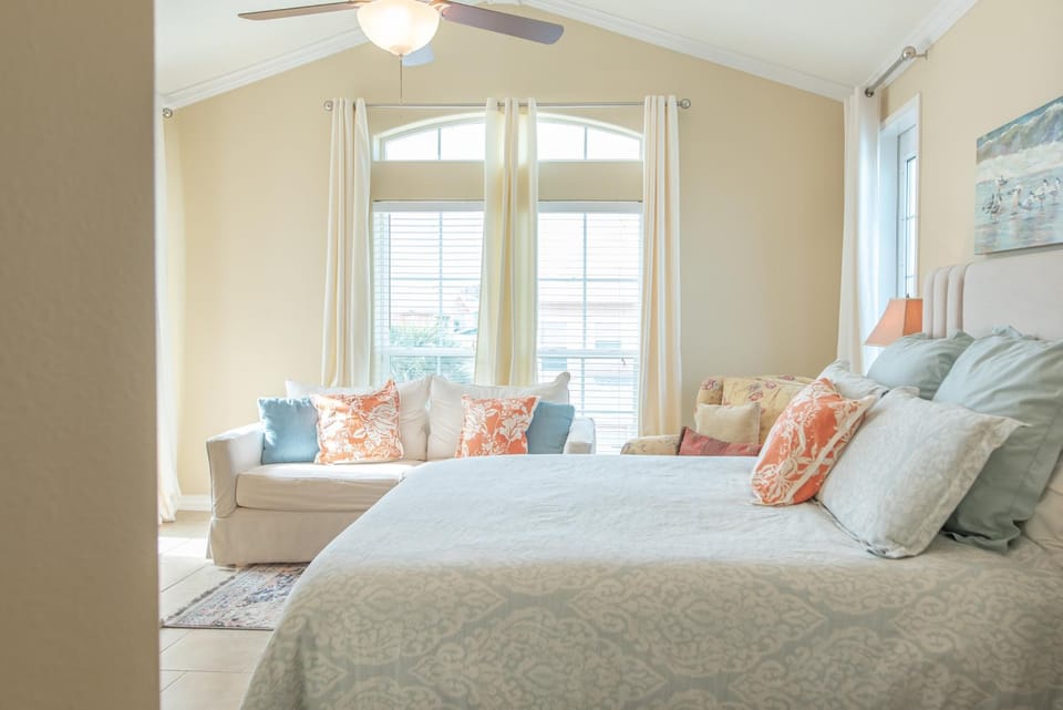 Bed, Seating area, Bedroom, furniture