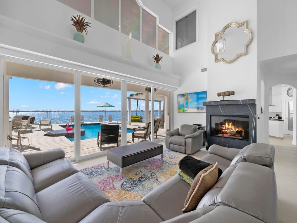 TV and multimedia, View (from property/room), Balcony/Terrace, Living room, Seating area, Lake view, Pool view, Swimming pool, fireplace, furniture