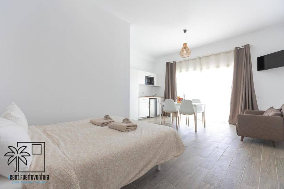Bed, TV and multimedia, Photo of the whole room, towels