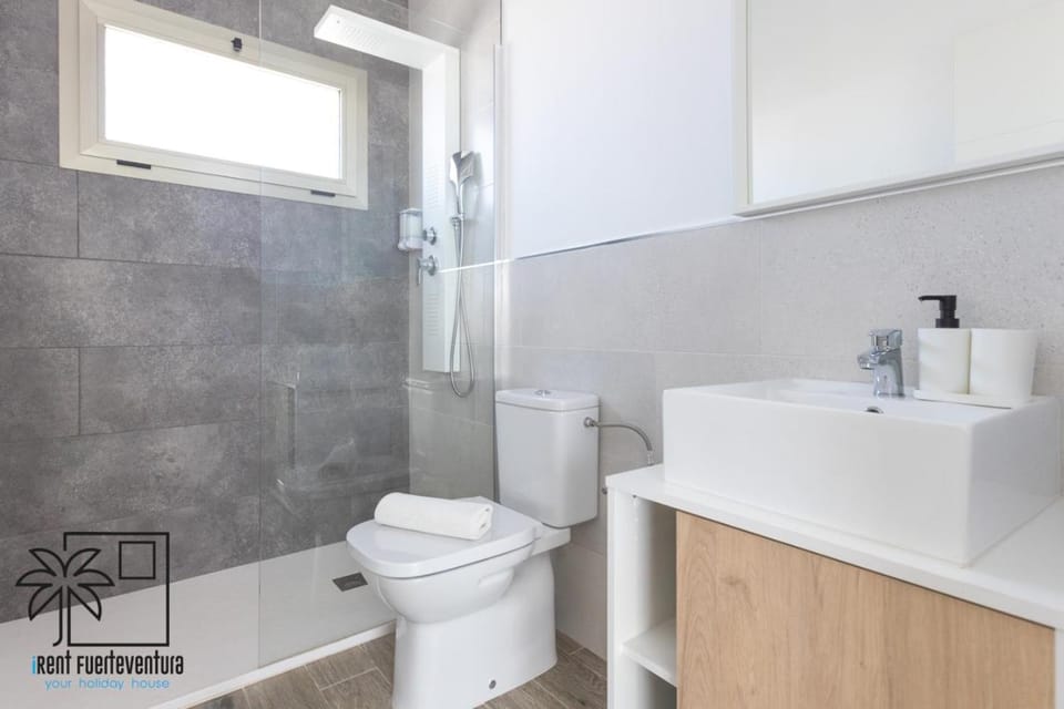 Shower, Toilet, Bathroom, hair dryier, towels