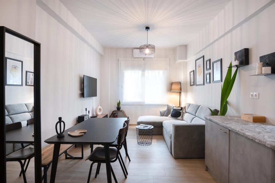 Communal lounge/ TV room, Living room, Seating area, Dining area, air conditioner
