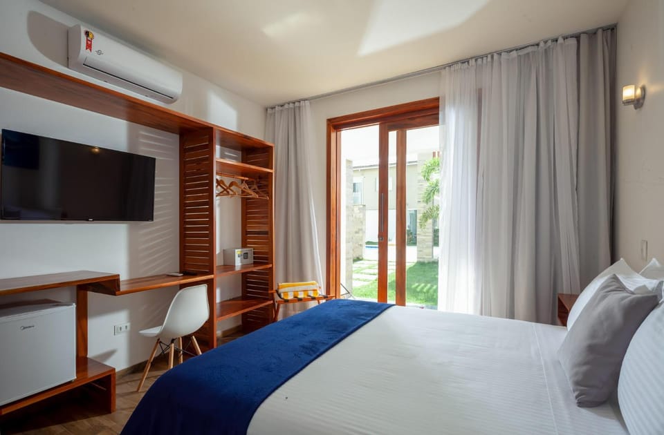 Bed, TV and multimedia, Balcony/Terrace, Photo of the whole room, Bedroom, oven, safe, air conditioner