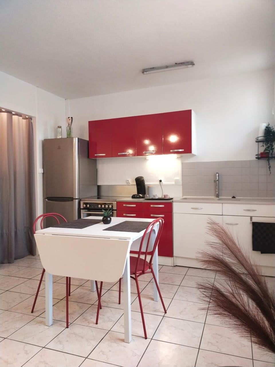 Kitchen or kitchenette, Dining area, stove