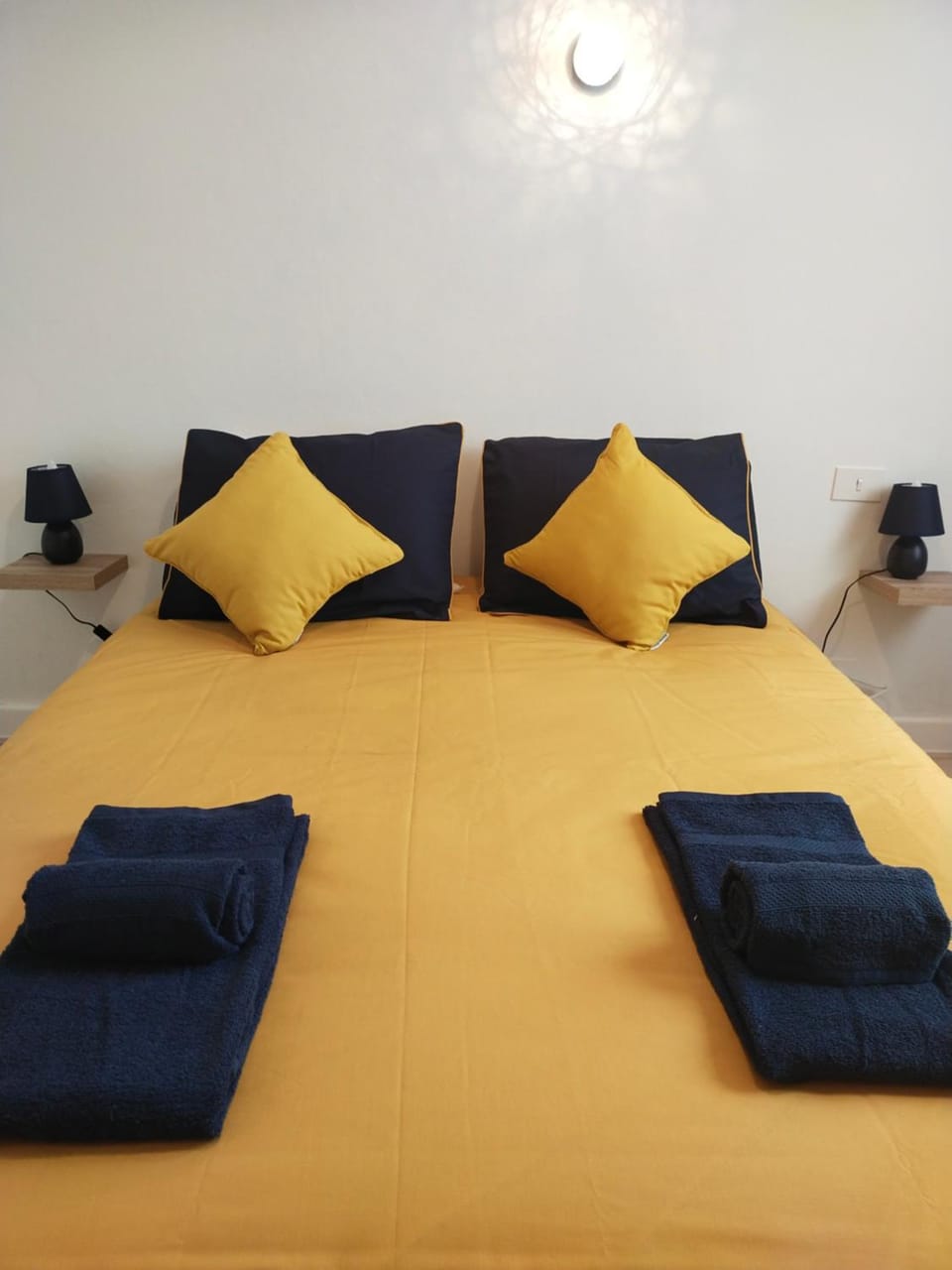 Bed, Photo of the whole room, Bedroom, towels