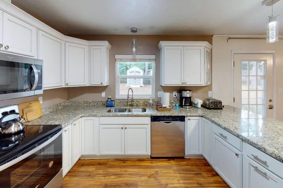 Coffee/tea facilities, Kitchen or kitchenette, dishwasher, oven, stove, toaster