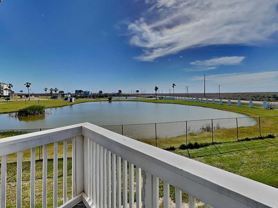 View (from property/room), Balcony/Terrace, Lake view