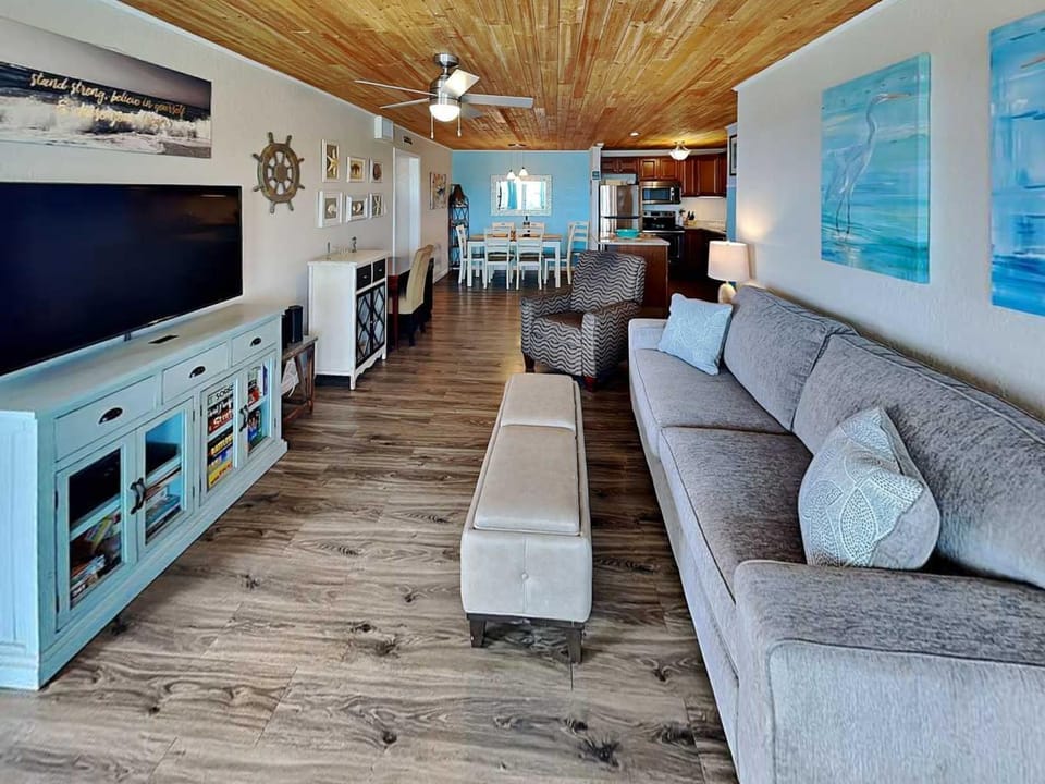 TV and multimedia, Kitchen or kitchenette, Living room, Seating area, Dining area, furniture