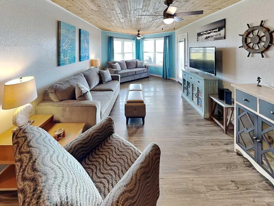 TV and multimedia, Living room, Seating area, Sea view, furniture