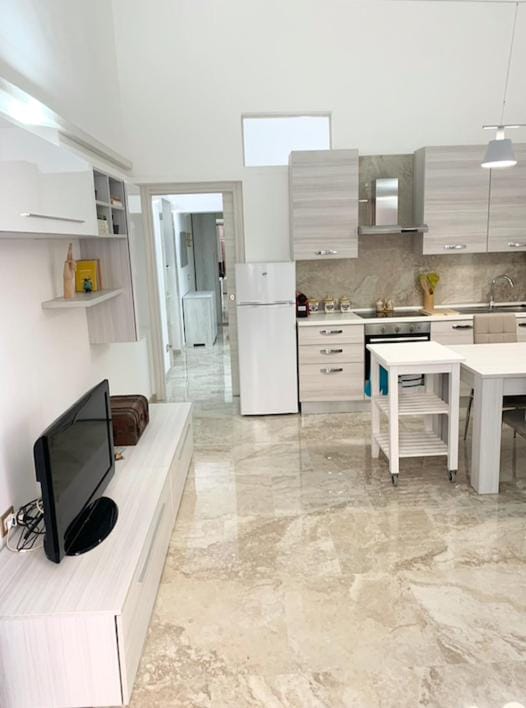 TV and multimedia, Kitchen or kitchenette, Dining area, stove