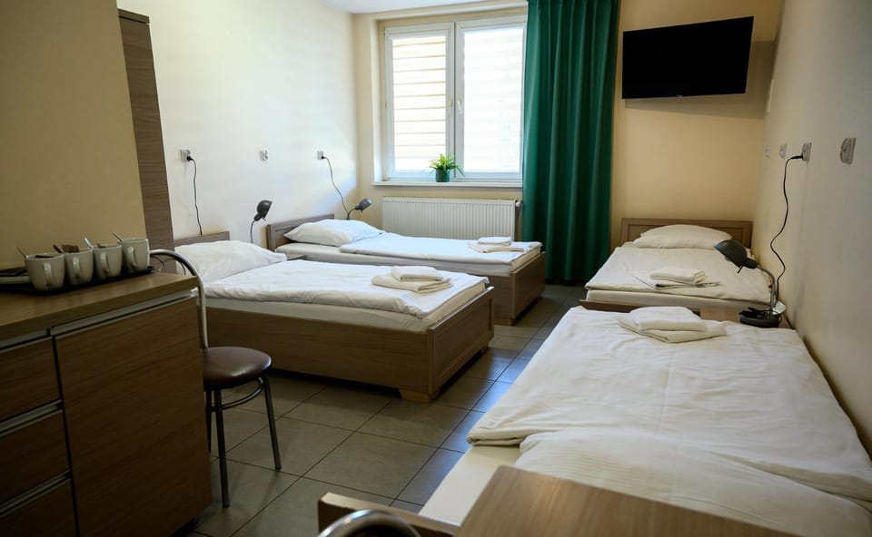 Bed, TV and multimedia, Photo of the whole room, towels