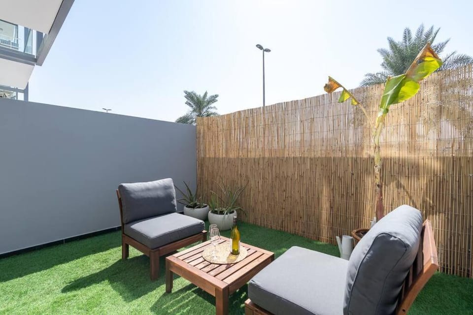 Tropical Loft with working station in JVC Apartment in Dubai